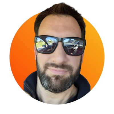 Photo d'Aurélien MINO avec un reflet de tableau de bord de voiture sur fond de rond orange