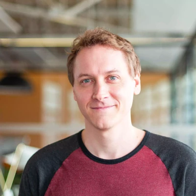 Photo de Cédric CHÂTEAU sur fond d'un open space