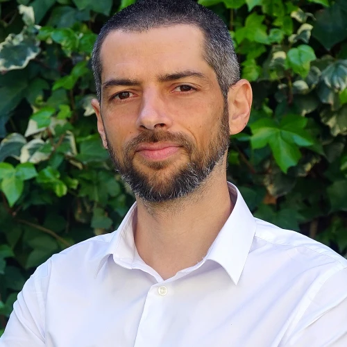 Photo de Nolwenn Doucet en chemise blanche sur fond végétal